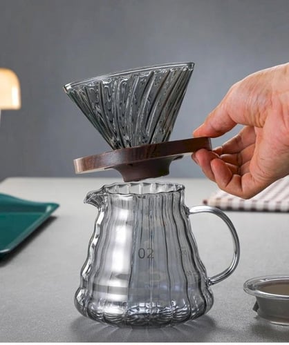 قمع زجاجي اسود بقاعدة خشبية V60 02