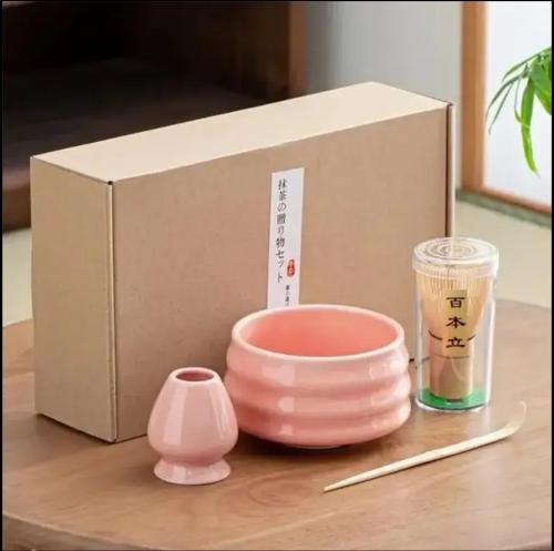 مجموعة ادوات الماتشا وردي