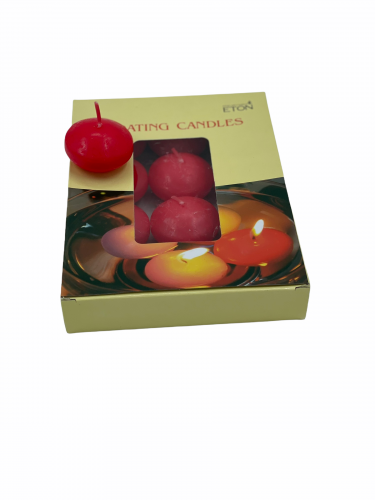 شموع تطفو فوق الماء احمر