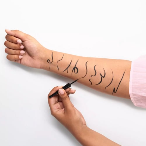 ايلاينر سائل مقاوم للماء من ايسنس - ٣ مل