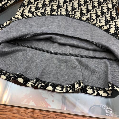 فستان ديور مزين ببروش كلمة ديور