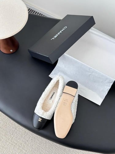 Chanel fur flat