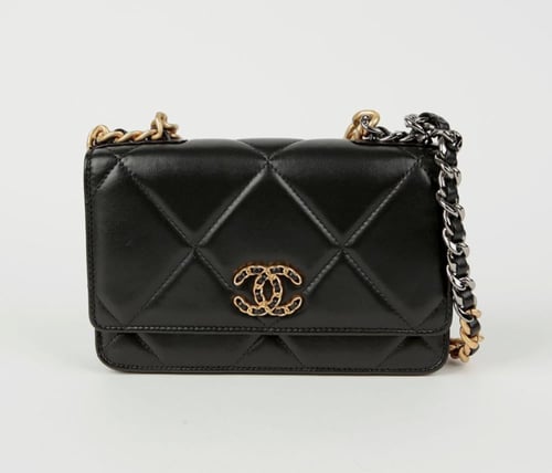 Chanel 19 woc flap تسليم فوري للرياض