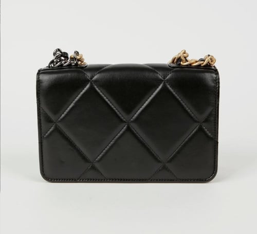 Chanel 19 woc flap تسليم فوري للرياض