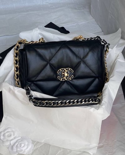 Chanel c19 medium تسليم فوري