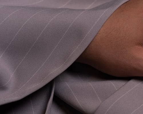 مقلم رمادي بأبيض