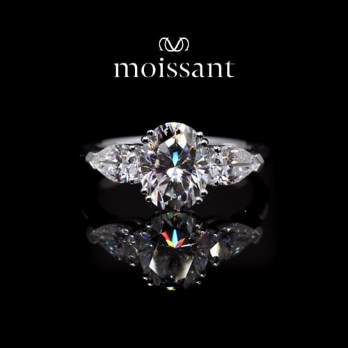 خاتم 2.96 قيراط Oval Pear Three stones