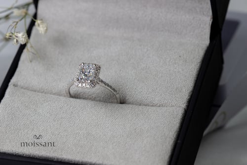 خاتم 1.47 قيراط Cushion halo مع 34 حجر جانبي