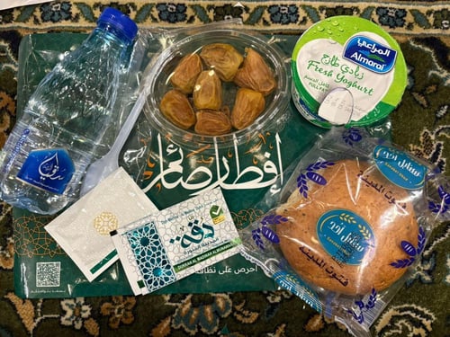 توزيع وجبات إفطار صائم (كرتون كامل 24 وجبة) داخل ا...