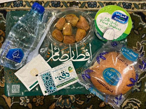 توزيع وجبة إفطار صائم (واحدة) داخل الحرم النبوي
