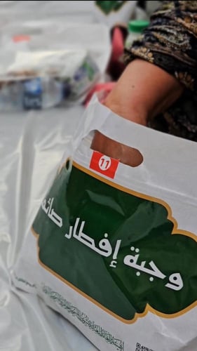 توزيع وجبات إفطار صائم (كرتون كامل 24 وجبة) داخل ا...