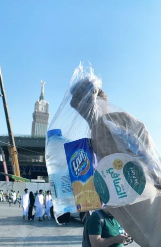 توزيع وجبة إفطار صائم (واحدة) في حدود الحرم المكي