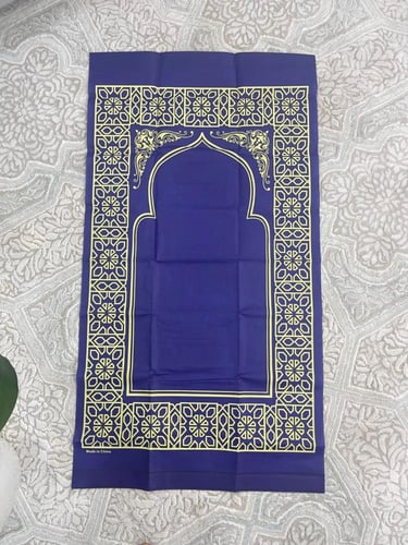 توزيع (سجادة صلاة للجيب) على الحجاج وزوار الحرم ال...