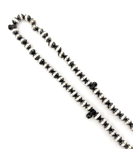 سبحة المرجان الاسود المطعمة بالعاج والفضة