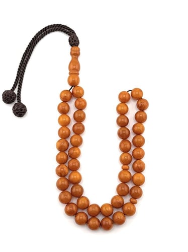 سبحة الكهرمان (العنبر) الطبيعي مشغول في روسيا