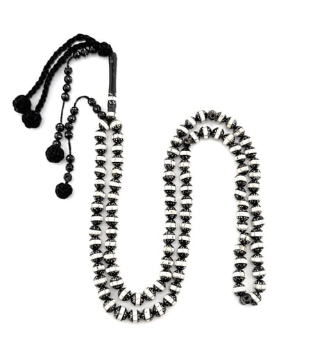 سبحة المرجان الاسود المطعمة بالعاج والفضة