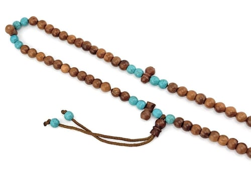سبحة خشب جوز الكوك مطعمة بحبات من أحجار الفيروز ال...