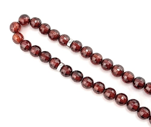 سبحة حجر الزركون الأحمر