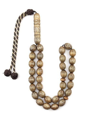 سبحة المرجان الذهبي المطعم بالفضة