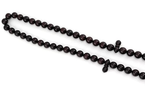 سبحة خشب جوز الكوك بلونها العودي الداكن المائل إلى...