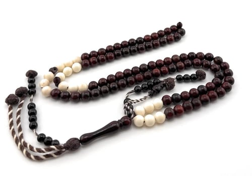 سبحة خشب جوز الكوك المزينة بحبات شبيهة العاج