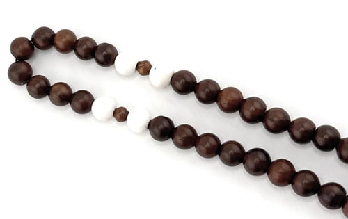 مسبحة خشب جوز الكوك الطبيعي مطعمة بالبكلايت الألما...