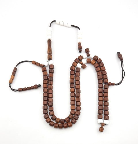 سبحة خشب جوز الكوك الطبيعي والمطعّم بحبات البكلايت...