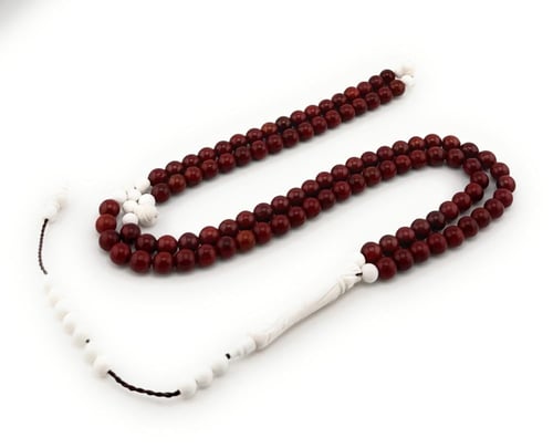 سبحة من خشب جوز الكوك الأحمر مطعمة بالبكلايت الألم...