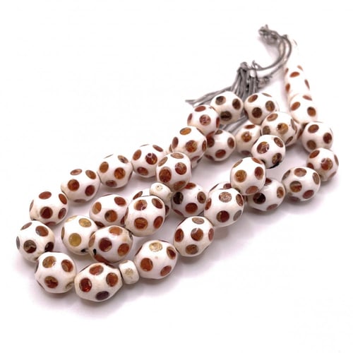 سبحة عاج مطعّم كهرمان