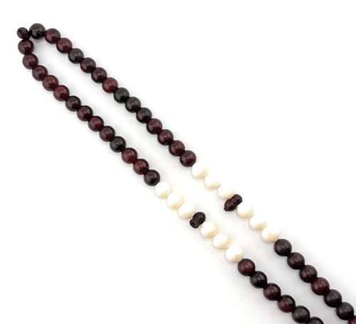 سبحة خشب جوز الكوك المزينة بحبات شبيهة العاج