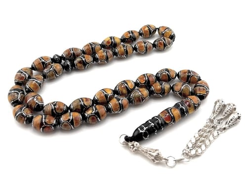 سبحة المرجان الاسود (اليسر) المطعمة بالكهرمان والف...