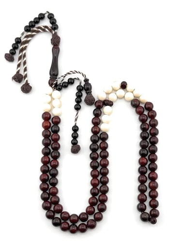 سبحة خشب جوز الكوك المزينة بحبات شبيهة العاج