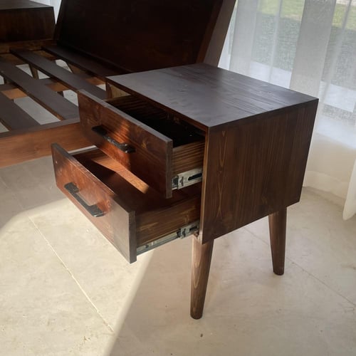 طاولة جانبية كومدينة بدرجين