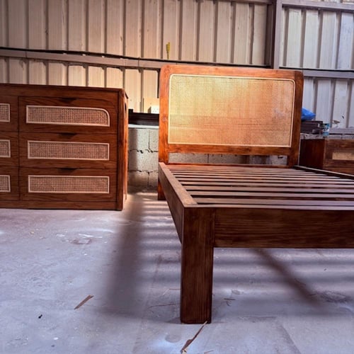 سرير بخلفية راتان