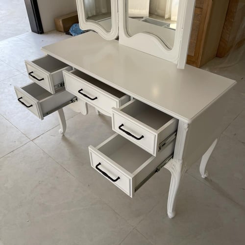 تسريحة طاولة تزيين بمرآة متحركة