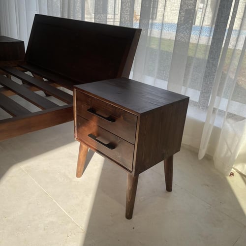 طاولة جانبية كومدينة بدرجين