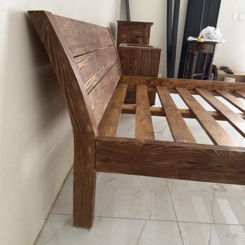 سرير خشبي معتق