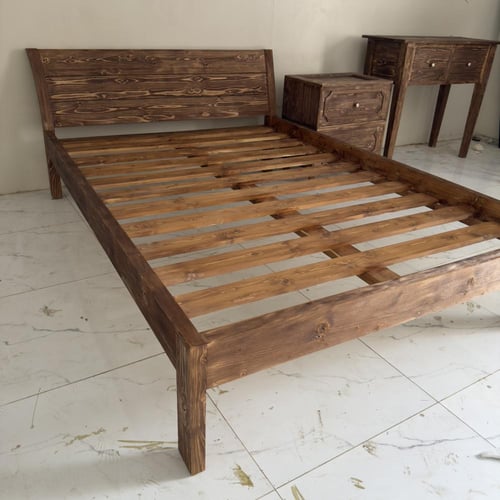 سرير خشبي معتق