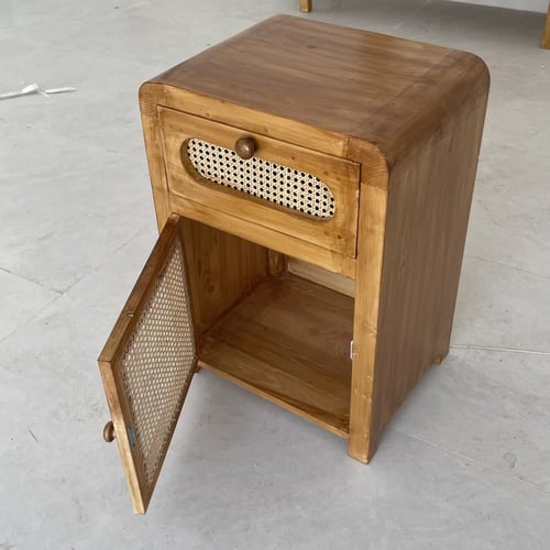 كومدينة خشب مع راتان بدرجين تخزين