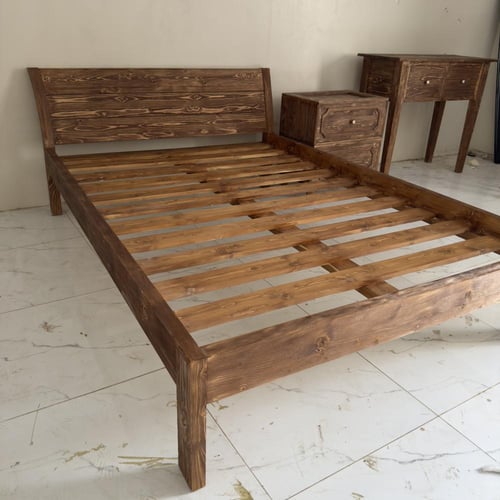 سرير خشبي معتق