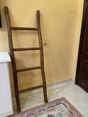 سلم من الخشب الطبيعي للديكور ويتحمل الصعود والاوزا...