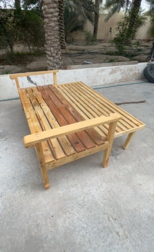 مقعد خشبي يتحول