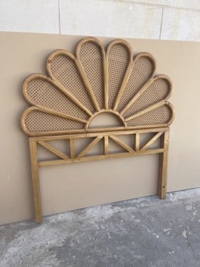 رأس وخلفية سرير