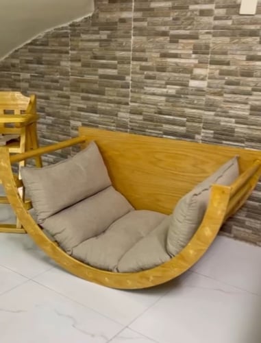 طاولة تتحول الى سرير هزاز مع كرسي