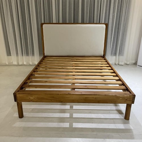 سرير خشب مع لوح رأسي منجد