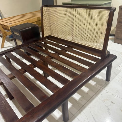 سرير خشب مع خلفية راتان