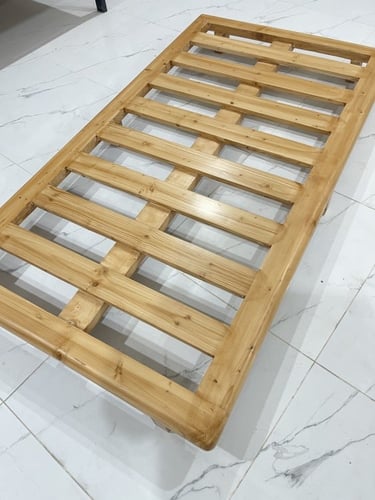 سرير ارضي خشبي مع بروز الاطراف