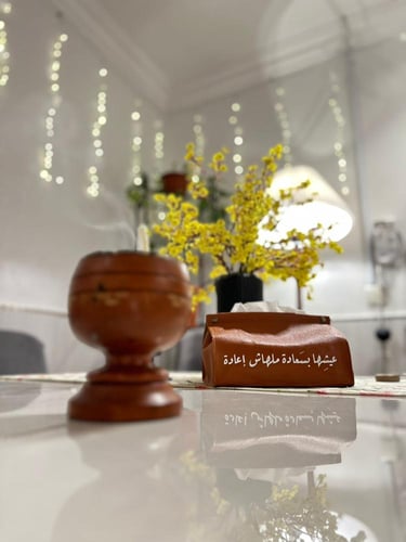 علبة مناديل جلد مع الكتابه