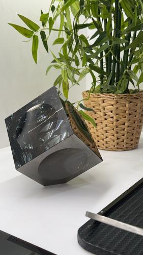 مكعب كرستال اسود (يوجد به عيوب)