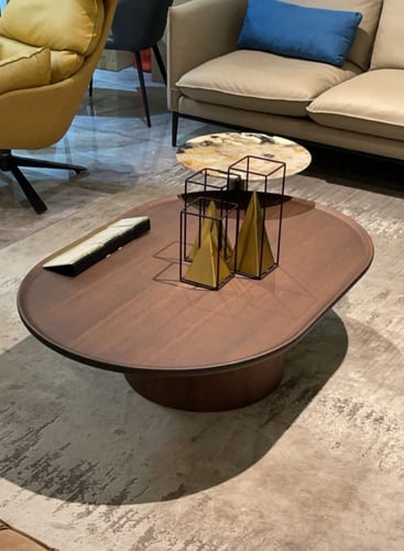 طاولة خشبية بني